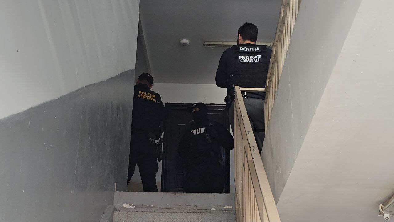 tanar evacuat de politisti