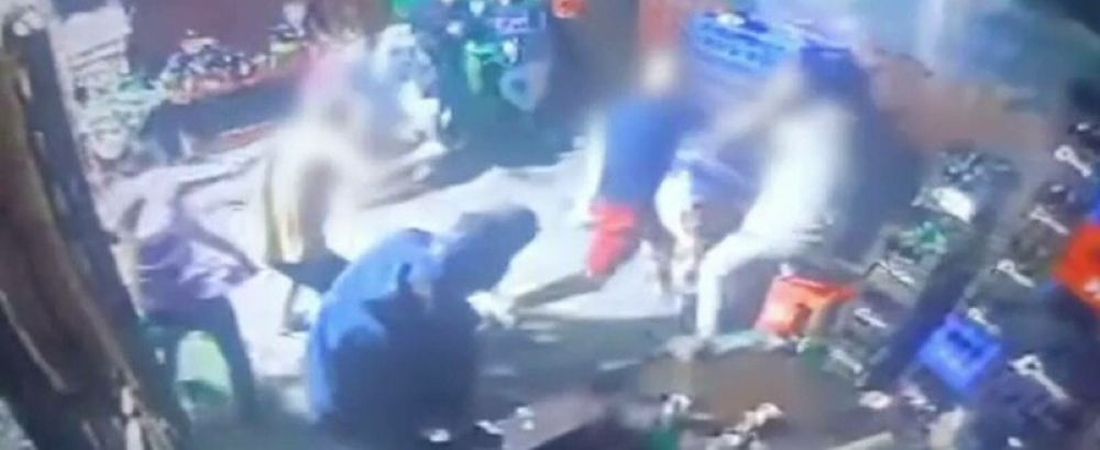 Scandal monstru într-un bar, tânăr scos în cătușe 