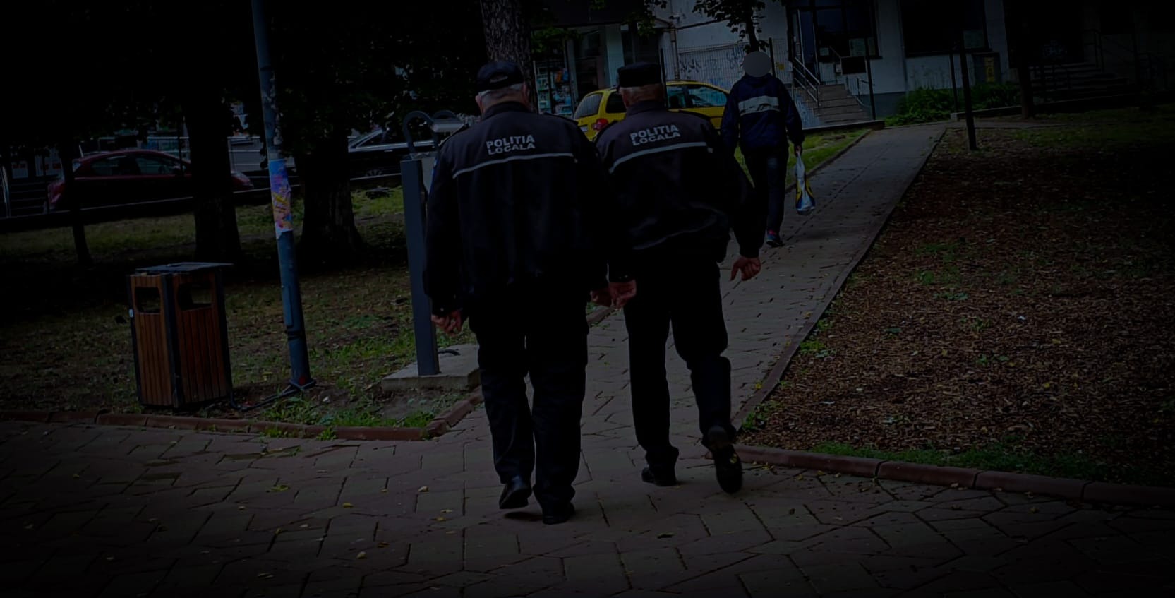 Un bărbat care stătea pe o bancă în parc a fost AMENDAT de polițiștii locali