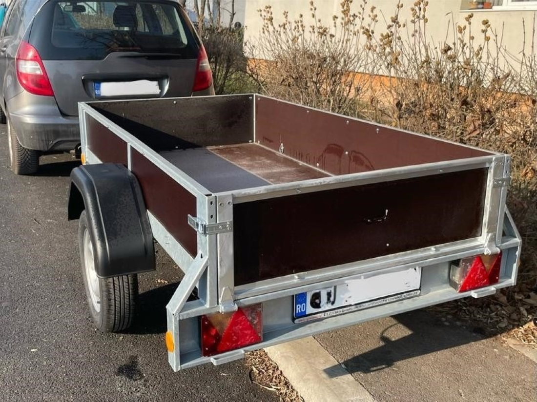 Scaune furate dintr-o remorcă parcată la supermarket: Șoferul era în mașină