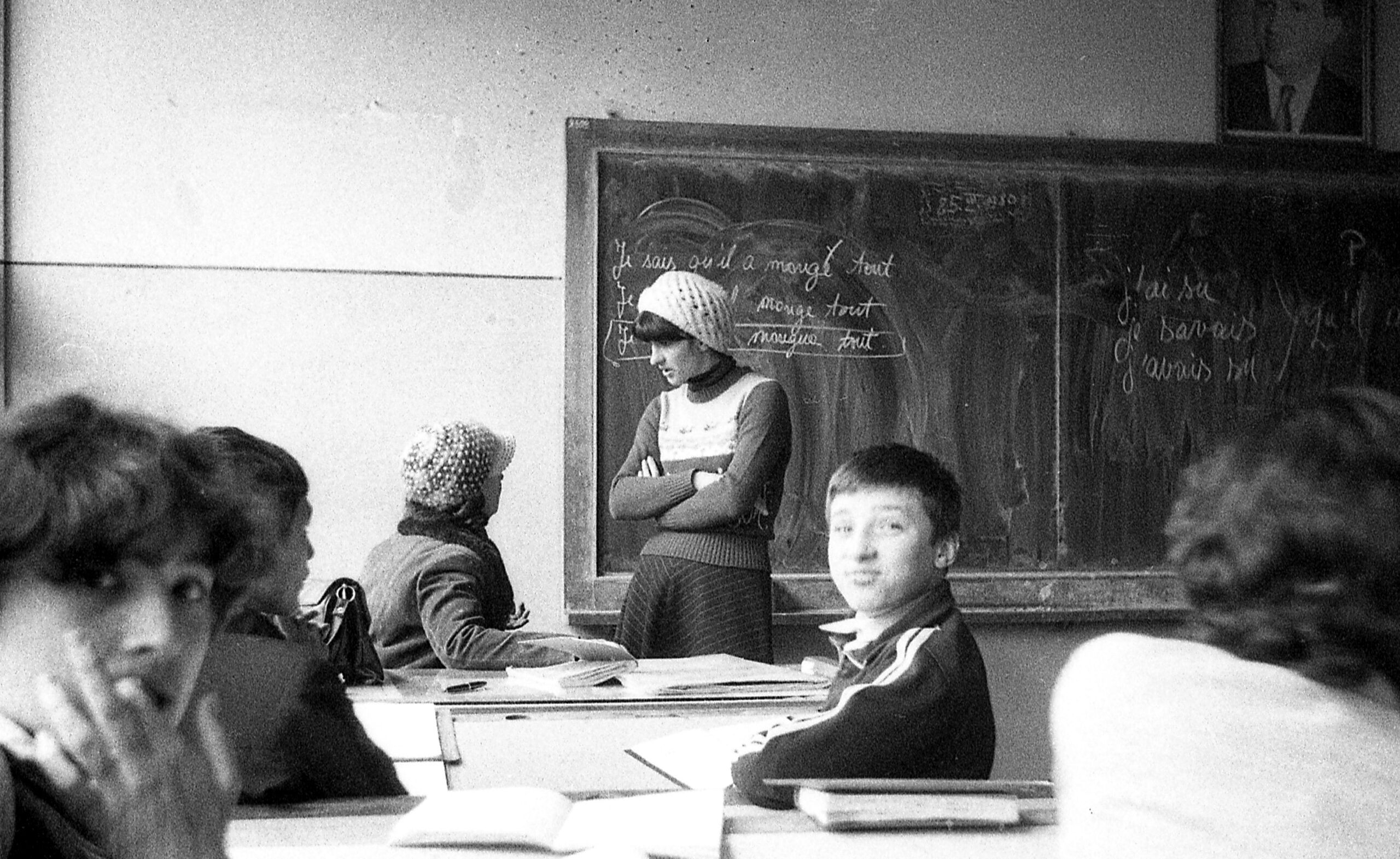 Cum se învăța carte în Bucureștiul comunist. Imagini document din 1979, cu lozinci pe pereți