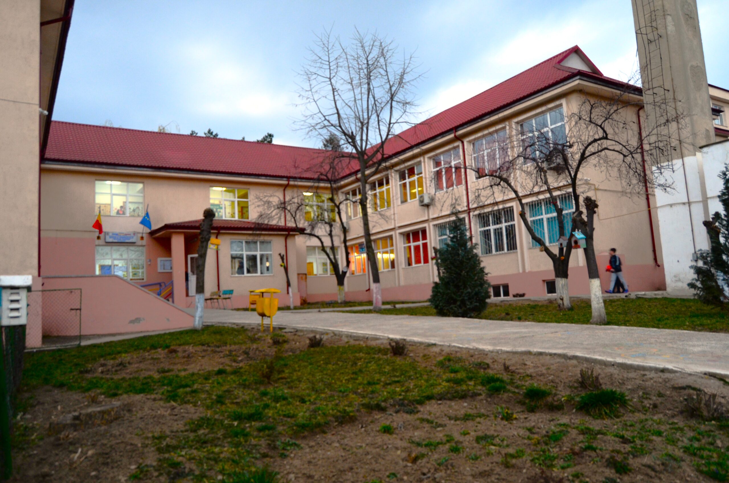 Școala Gimnazială „Elena Rareș”.