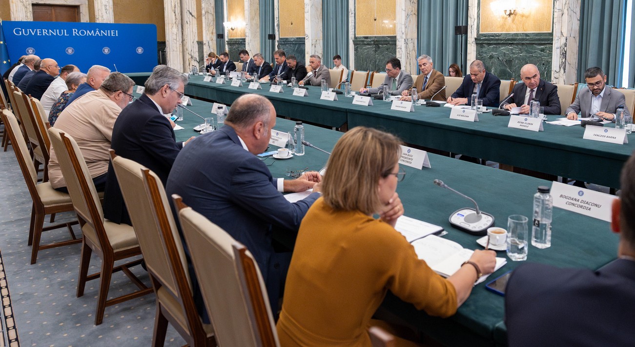 Sindicatele și patronatele, nemulțumite după discuțiile cu premierul Bolojan: "Cea mai mare politizare a administrației publice"