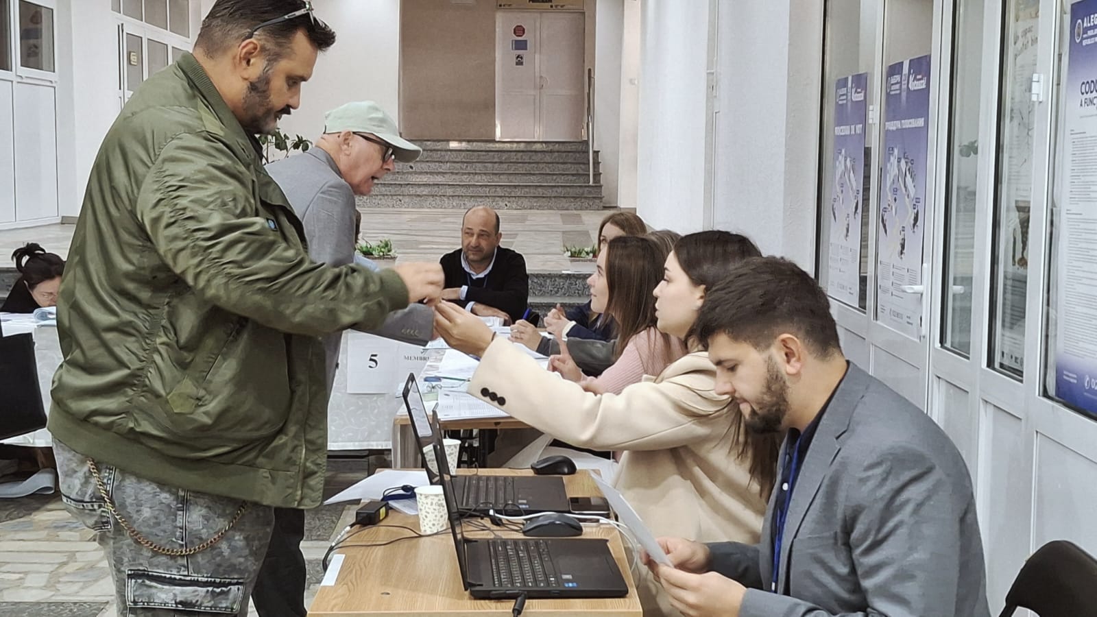 Șeful instituției care organizează alegerile spune că anticipatele sunt „imposibil” de făcut acum. Un fost președinte CCR îl contrazice