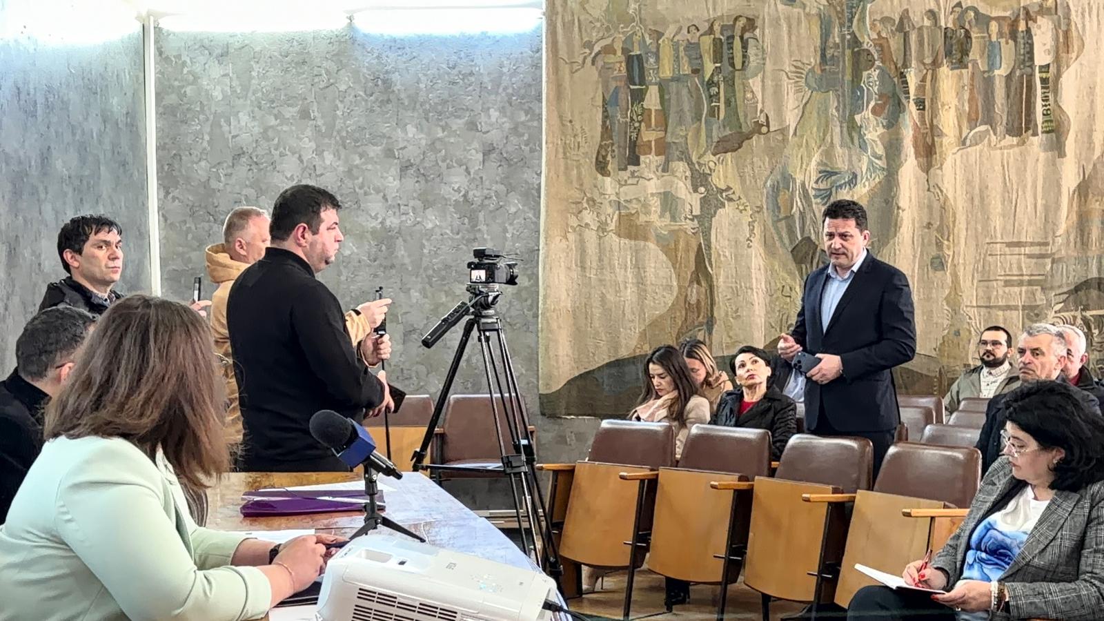 Coadă la o școală pentru înscrierile la clasa pregătitoare, prefectul face apel către părinți să plece acasă