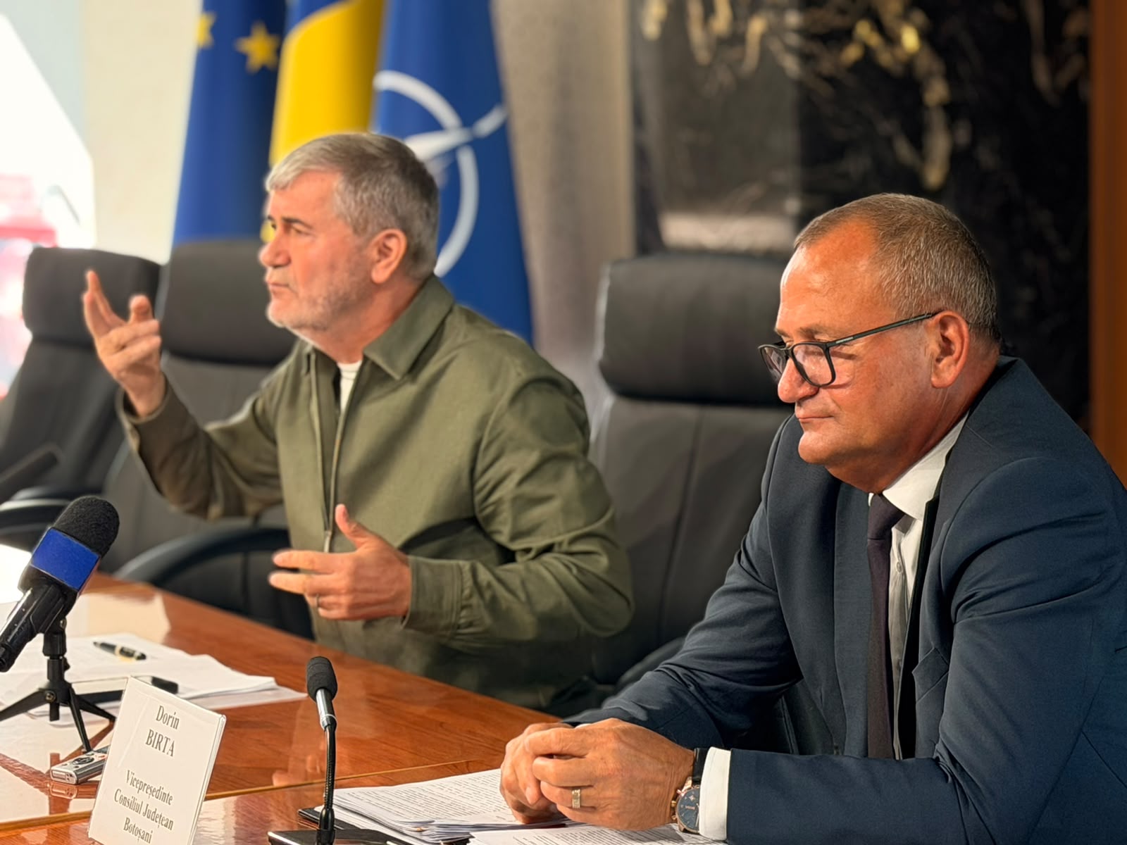 sedinta cu cutitele pe masa la cj botosani