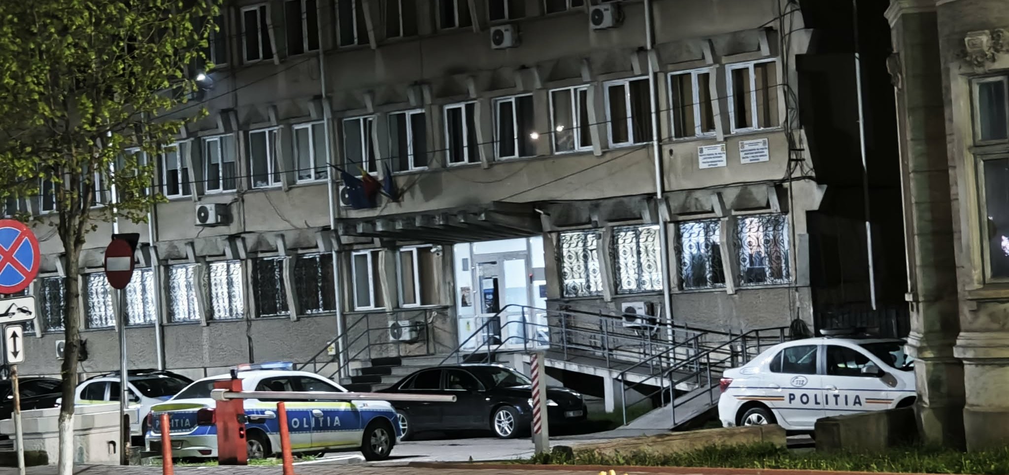 sediul politiei noaptea, un sofer retinut.