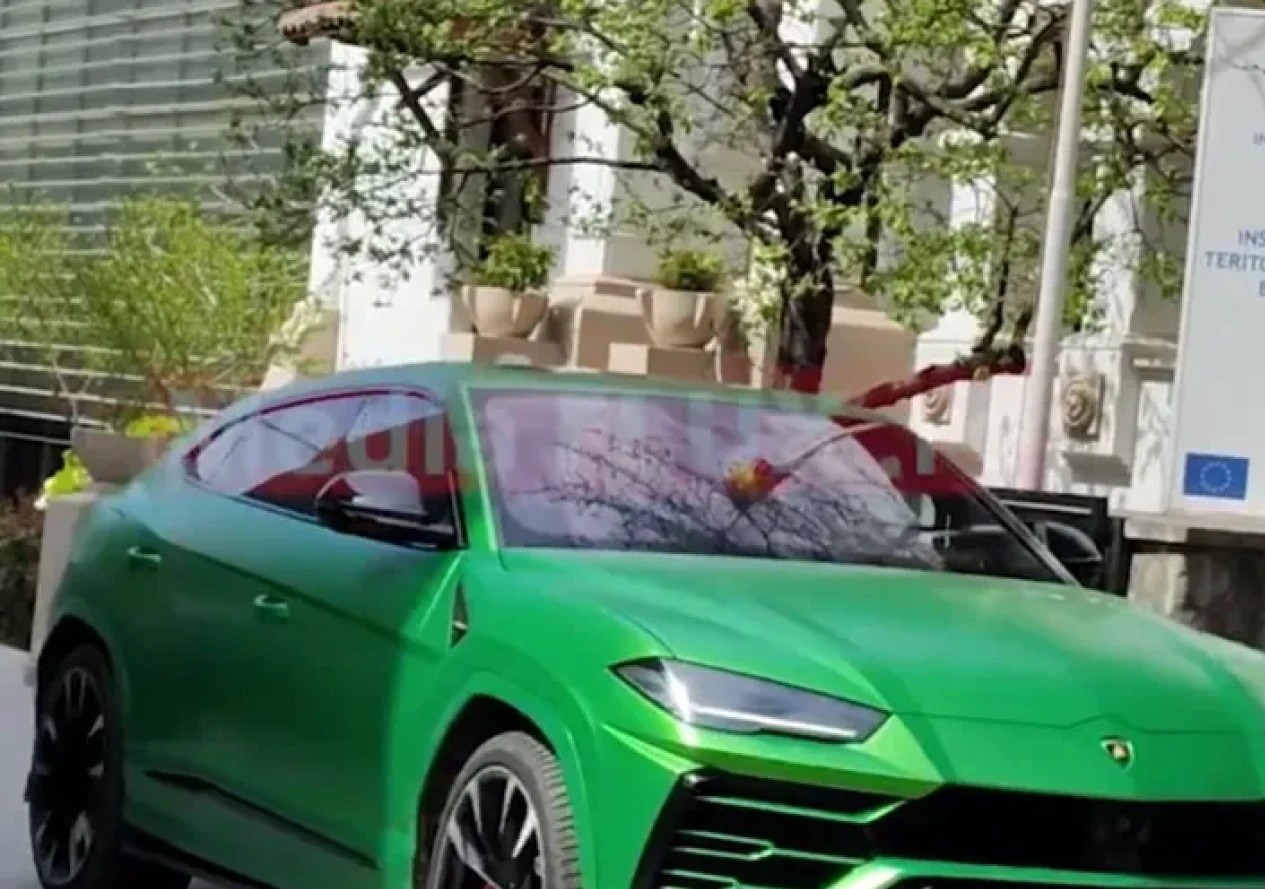 Șeful de instituție care vine la serviciu cu un Lamborghini de 300.000 de euro