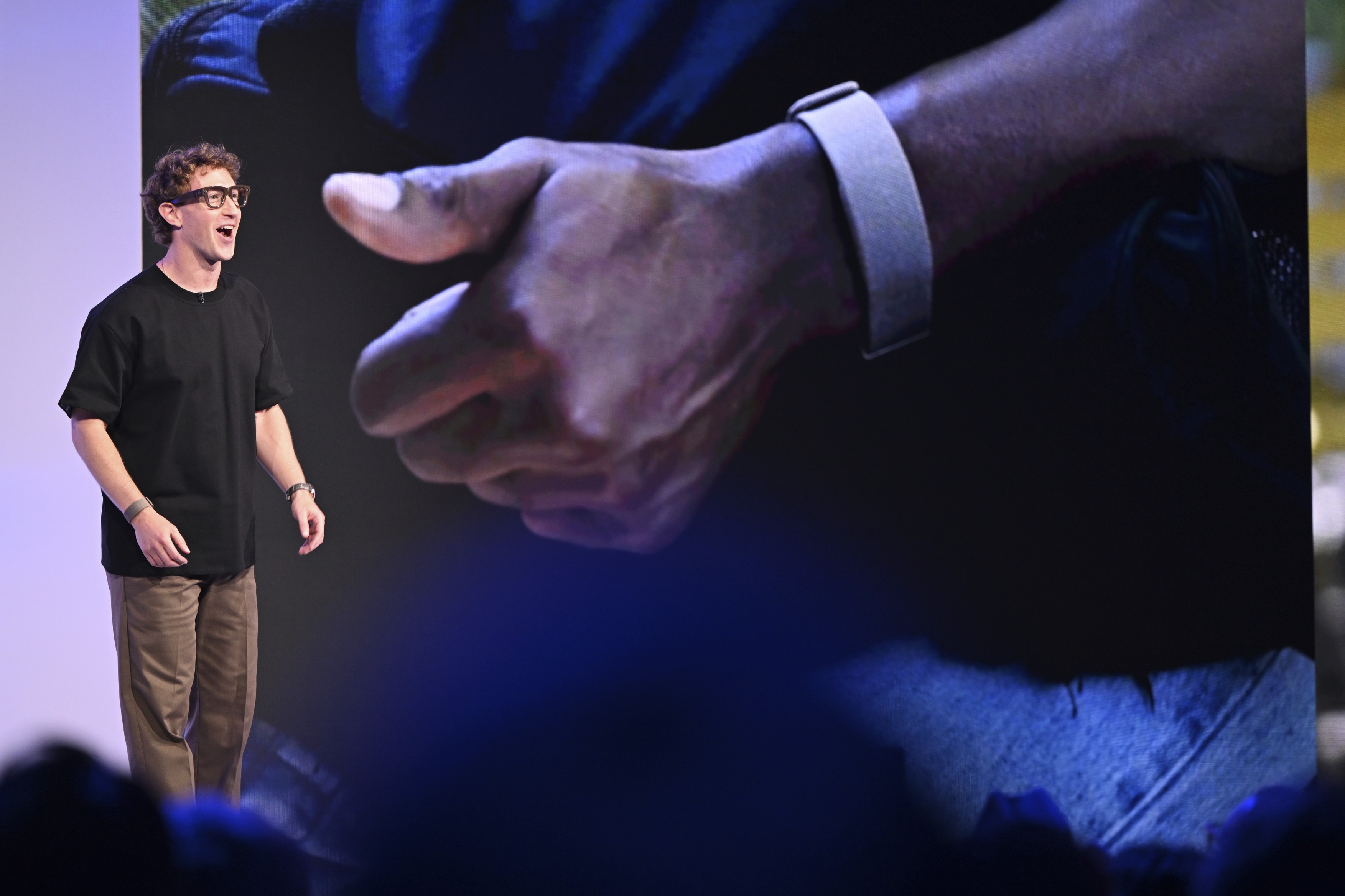 Meta lansează ochelari smart cu AI, în ciuda pierderilor financiare