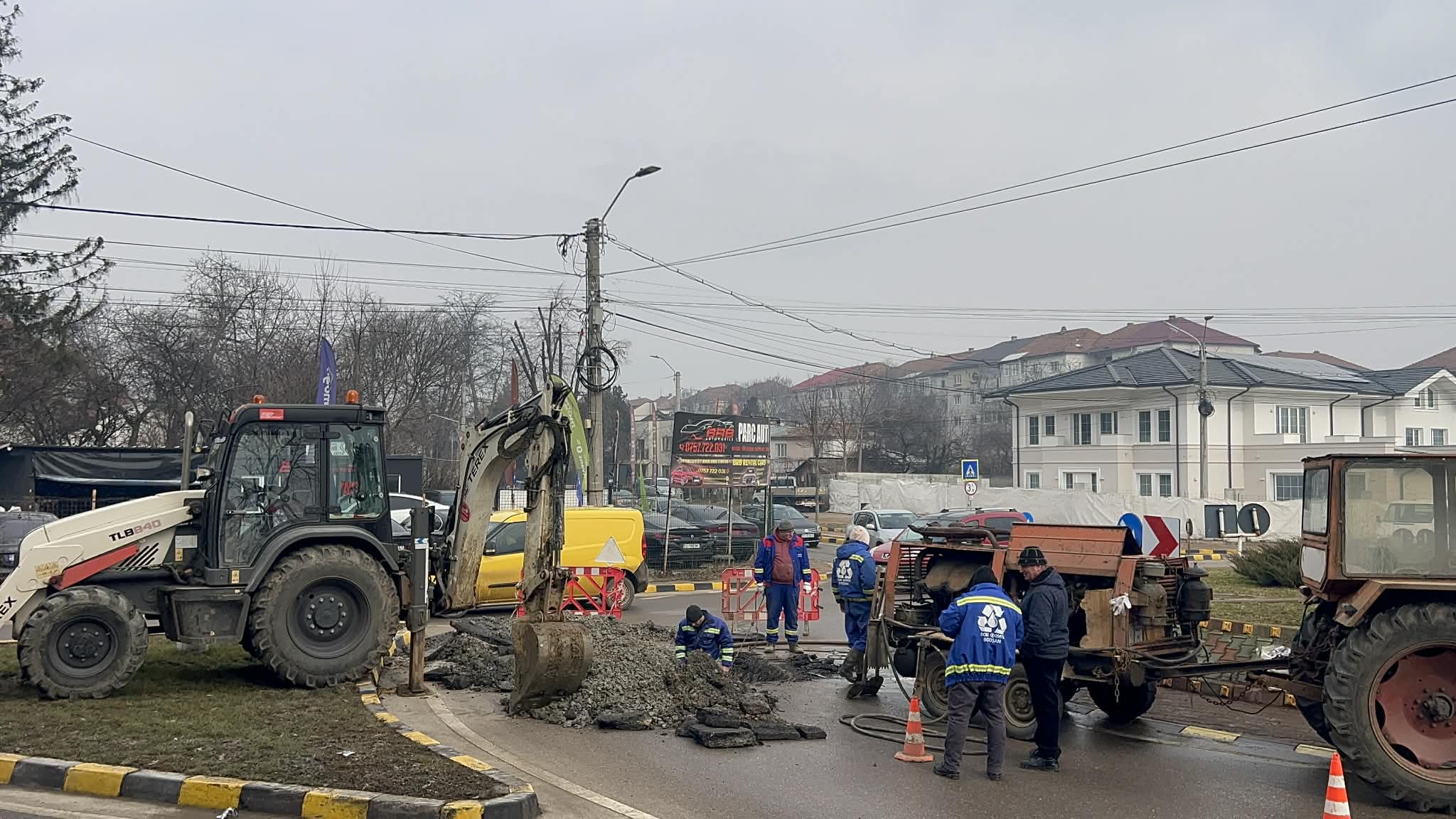 Trafic blocat într-un sens giratoriu aglomerat al orașului din cauza unei avarii la apă - VIDEO