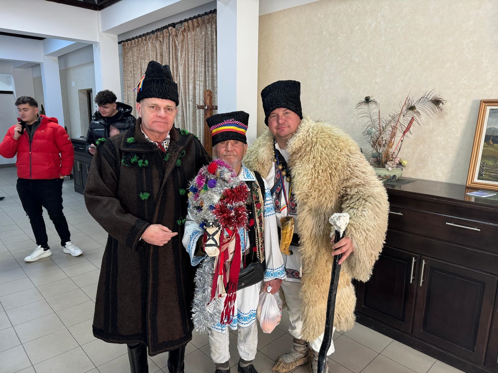 Cornel Șfaițer, așa cum îl vezi o singură dată pe an: în suman și… astrahan