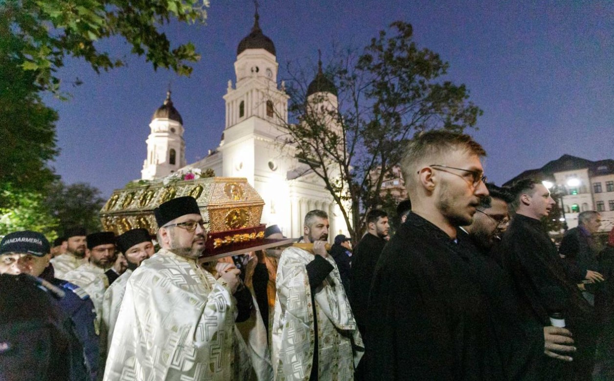 A început sărbătoarea Mitropoliei Moldovei și Bucovinei: Sfânta Parascheva își așteaptă pelerinii afară