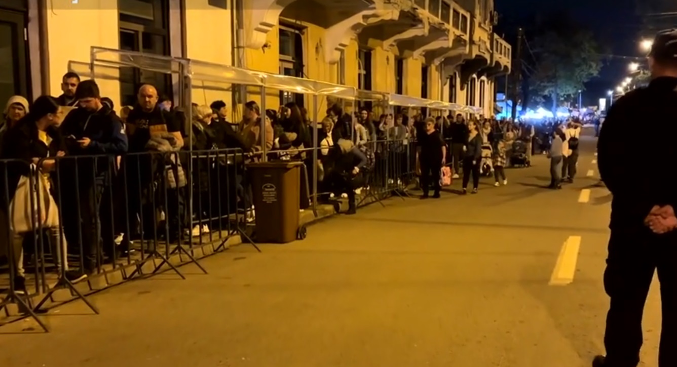 Coloană de 3 km în a treia noapte de pelerinaj la Sfânta Parascheva: Mai mulți bătrâni, doborâți de orele de așteptare