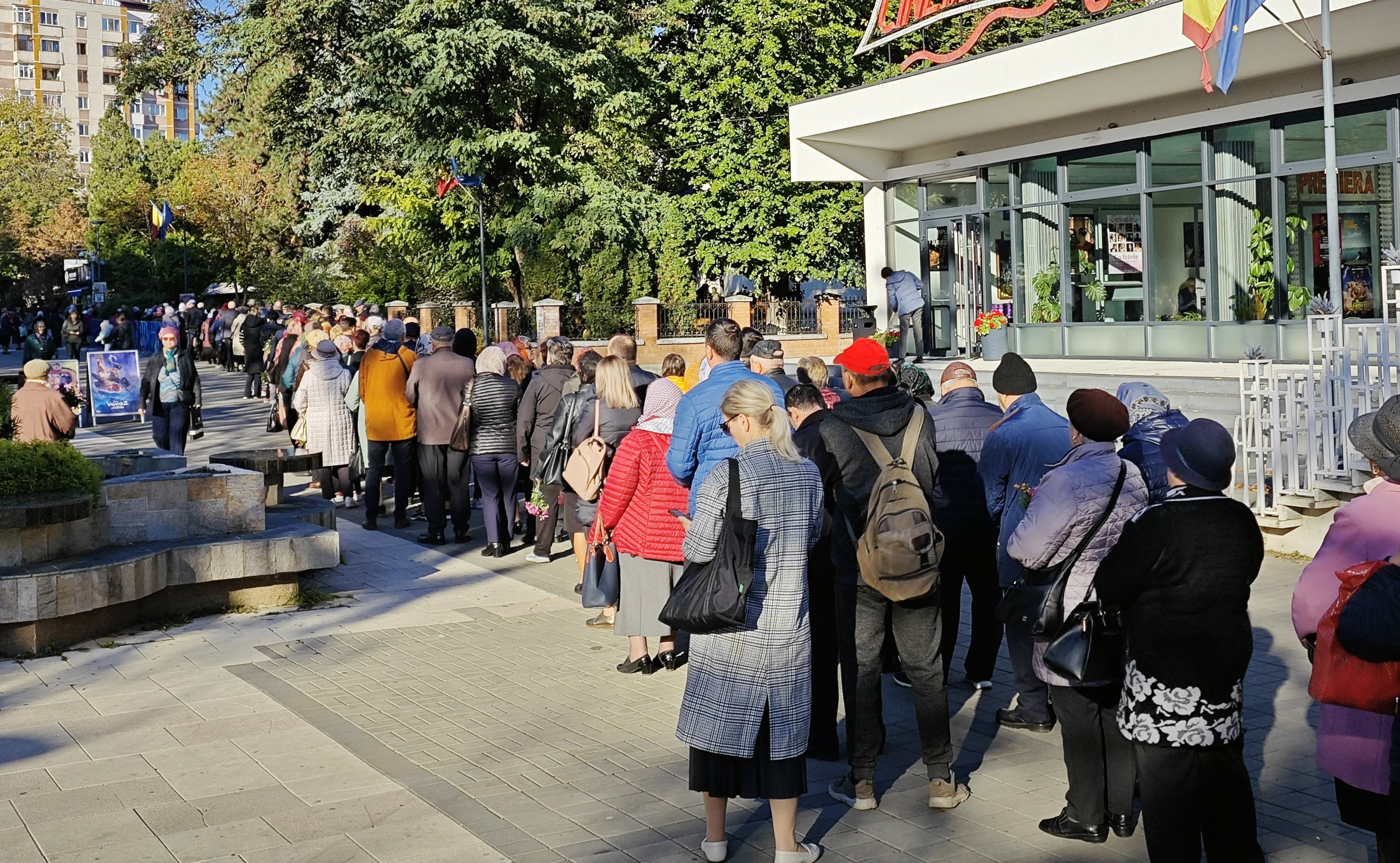 CLIPUL ZILEI: Coadă cu sute de botoșăneni uniți în rugăciune la biserica de pe Pietonalul Unirii 