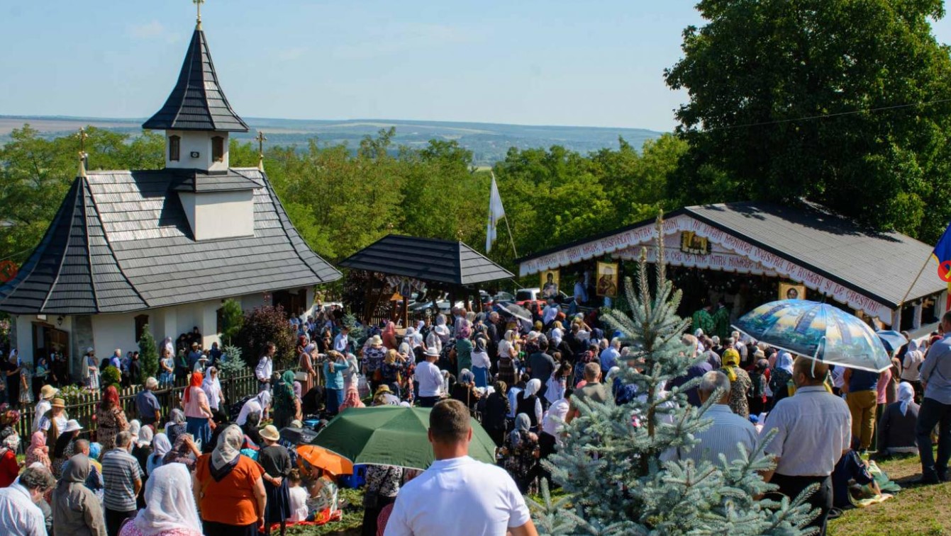 Mitropolitul Teofan și Preasfințitul Emilian Crișanul au slujit la o biserică din județ