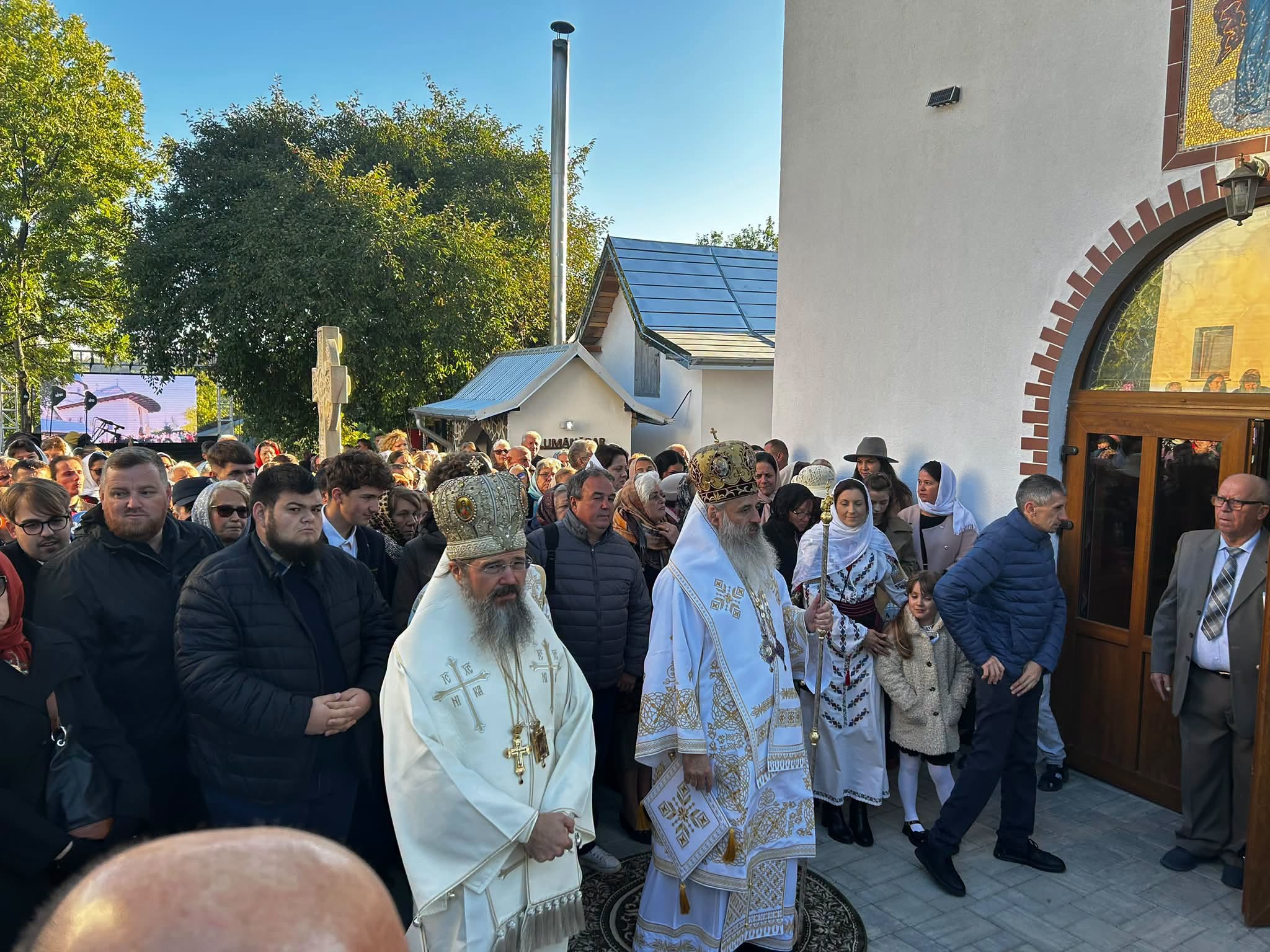 Biserică de la Botoșani sfințită astăzi de către mitropolitul Teofan și episcopul ortodox român al Europei de Nord