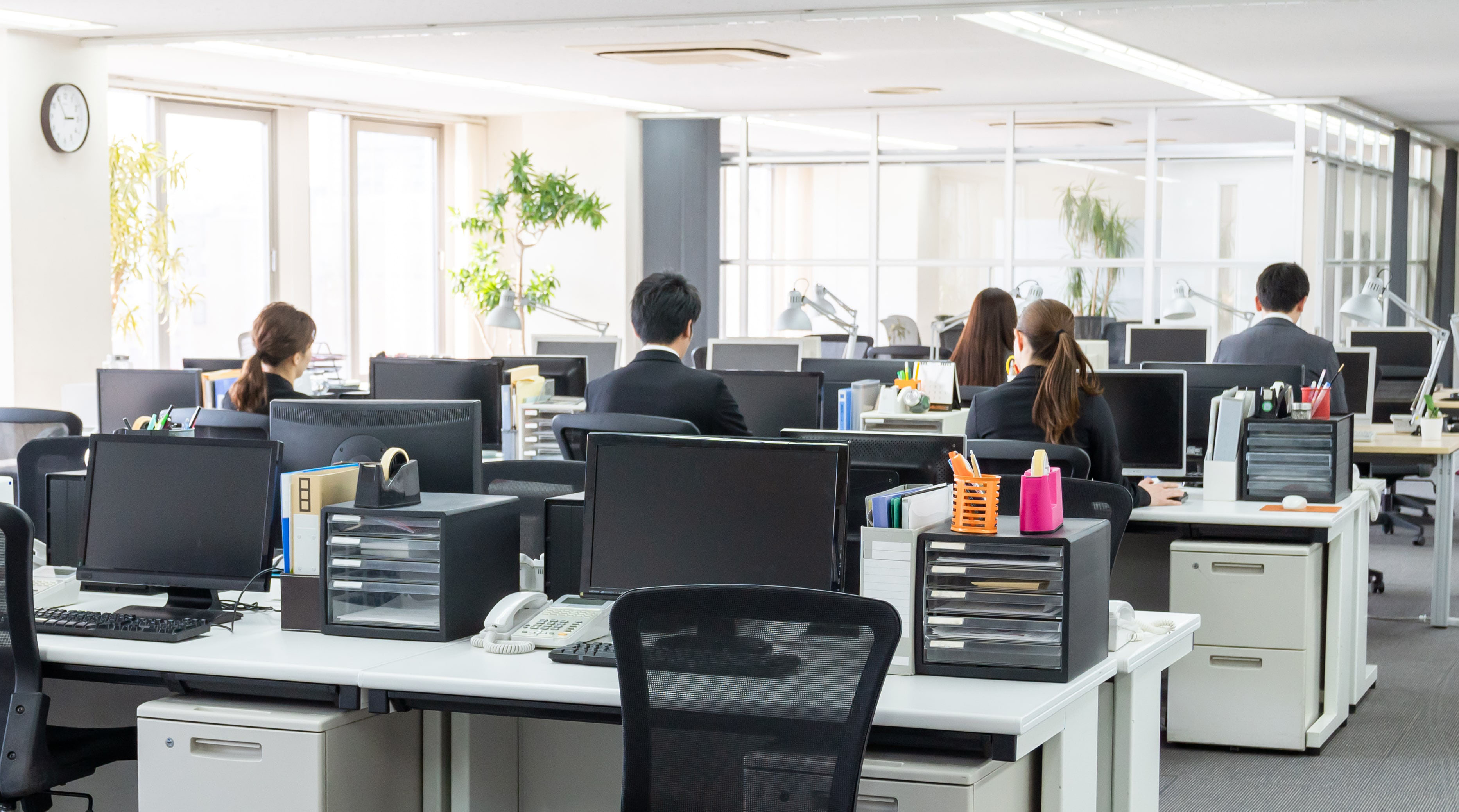 Studiu: Inteligența Artificială ne face să muncim mai mult, nu mai puțin