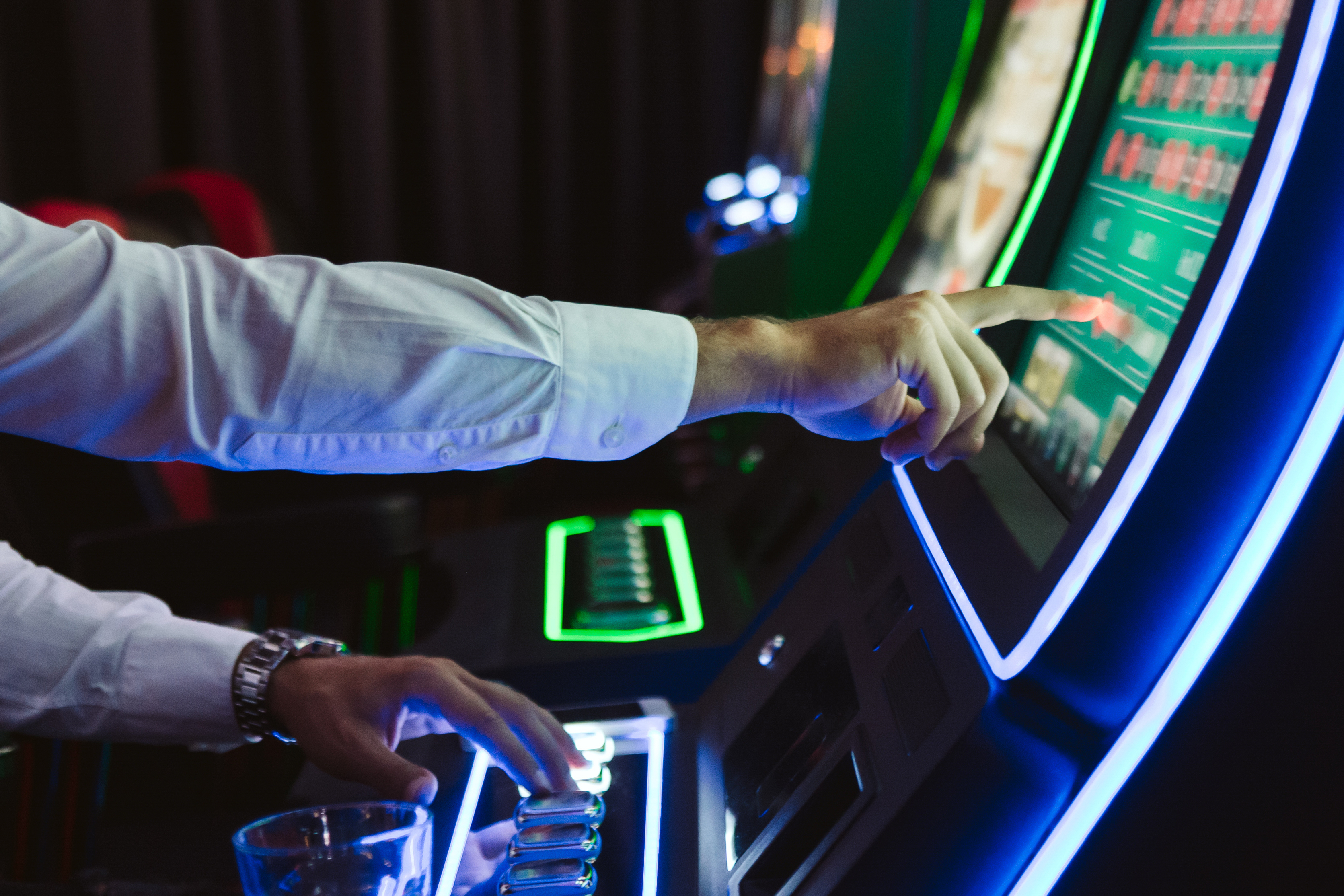 Mărturia unui tânăr: Cum l-au afectat reclamele la jocuri de noroc și ce ar însemna interzicerea lor