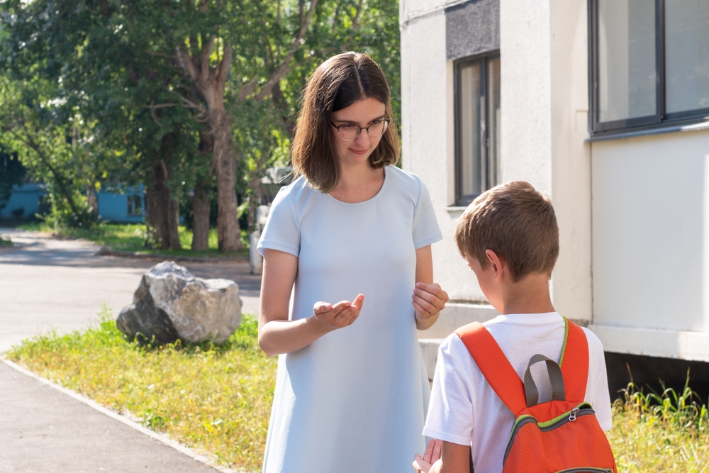 „Ești mare deja, cum să ai emoții?”. Ce NU trebuie să-i spunem copilului înainte de școală. 10 replici aparent inofensive explicate de psiholog