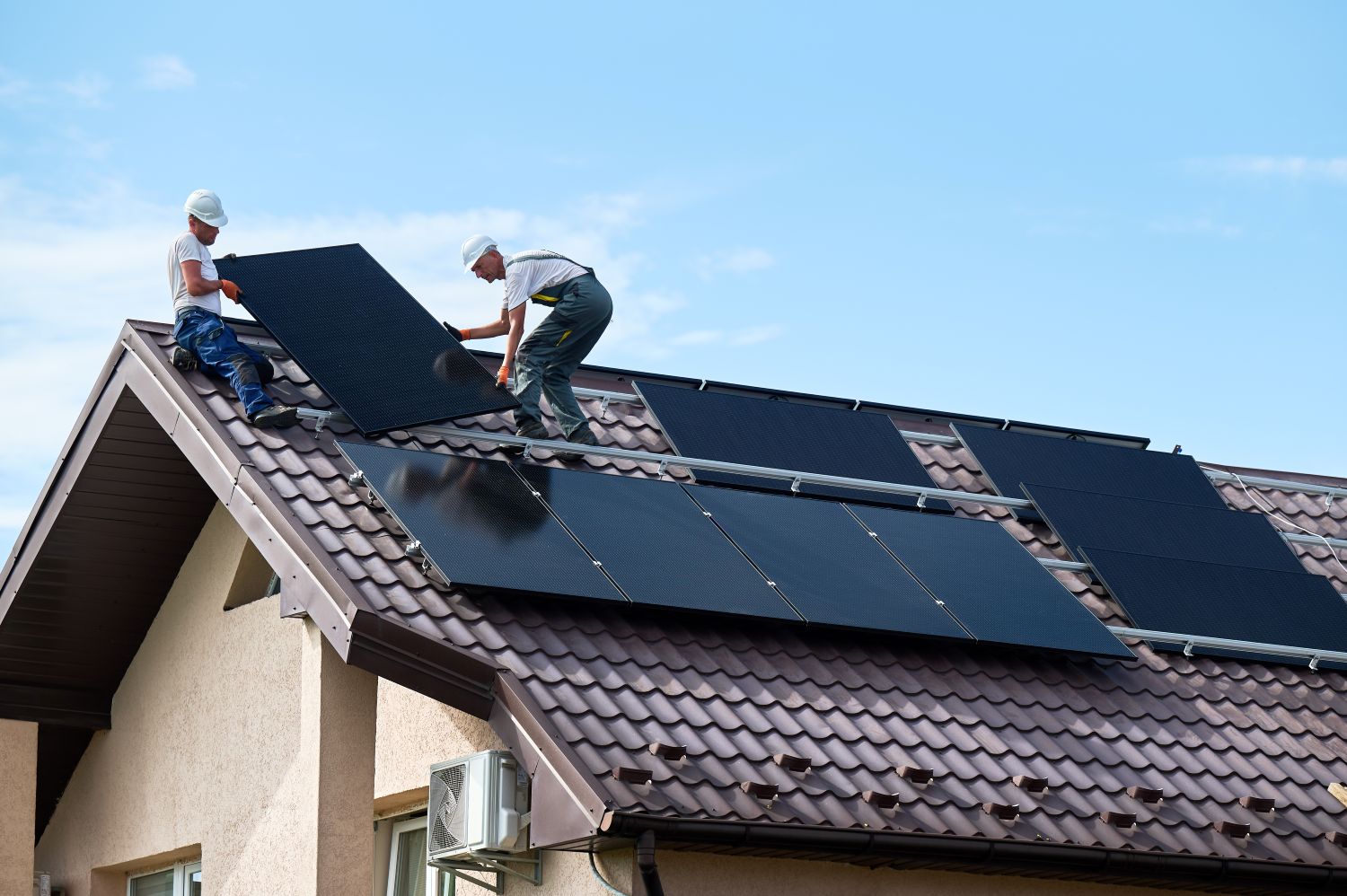 „Ce capacitate de baterie îmi trebuie?”, „De ce se oprește invertorul în mijlocul zilei?” / Un specialist în energie le răspunde prosumatorilor