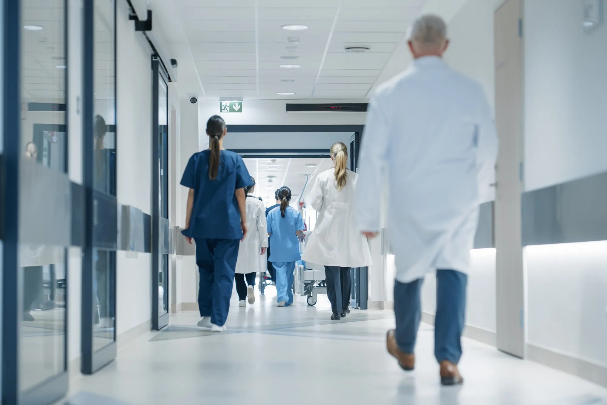 20 de angajați ai unui spital, sub control judiciar: Acuzații grave de imobilizare ilegală a pacienților