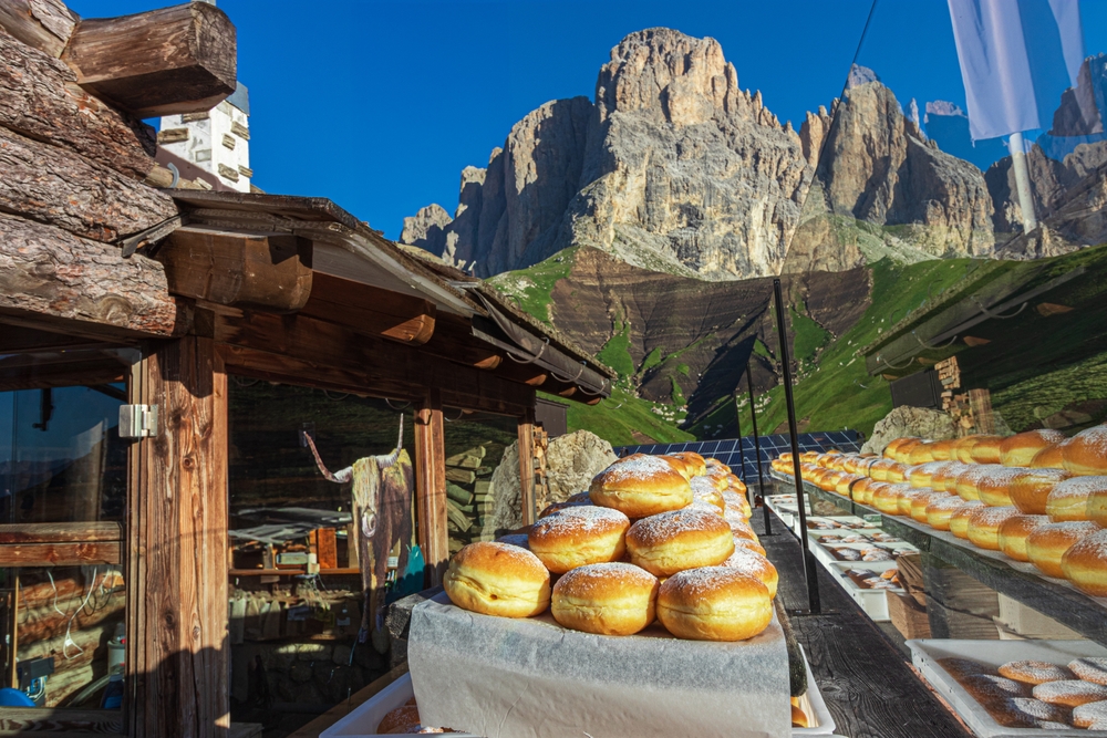 O cabană montană a fost luată cu asalt de turiști care au văzut gogoșile servite în Dolomiți: „Am venit doar pentru asta”