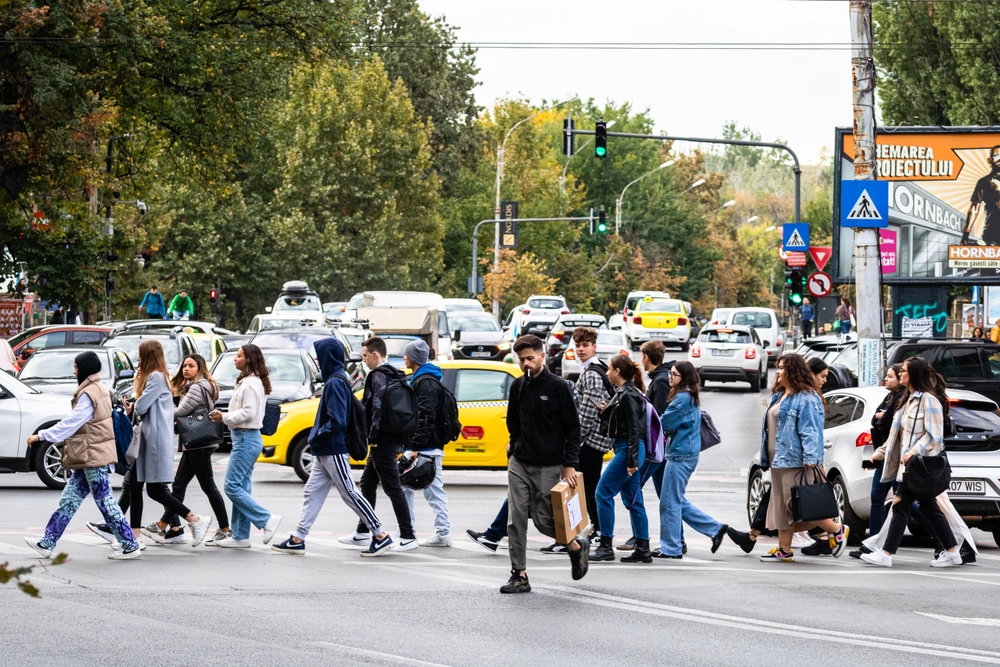 Drama tinerilor din România: Fără studii, blocați în joburi prost plătite