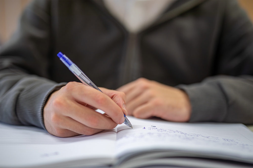 Auxiliarele școlare, o cheltuială constantă pentru părinți: Statul promite gratuitate din 2027