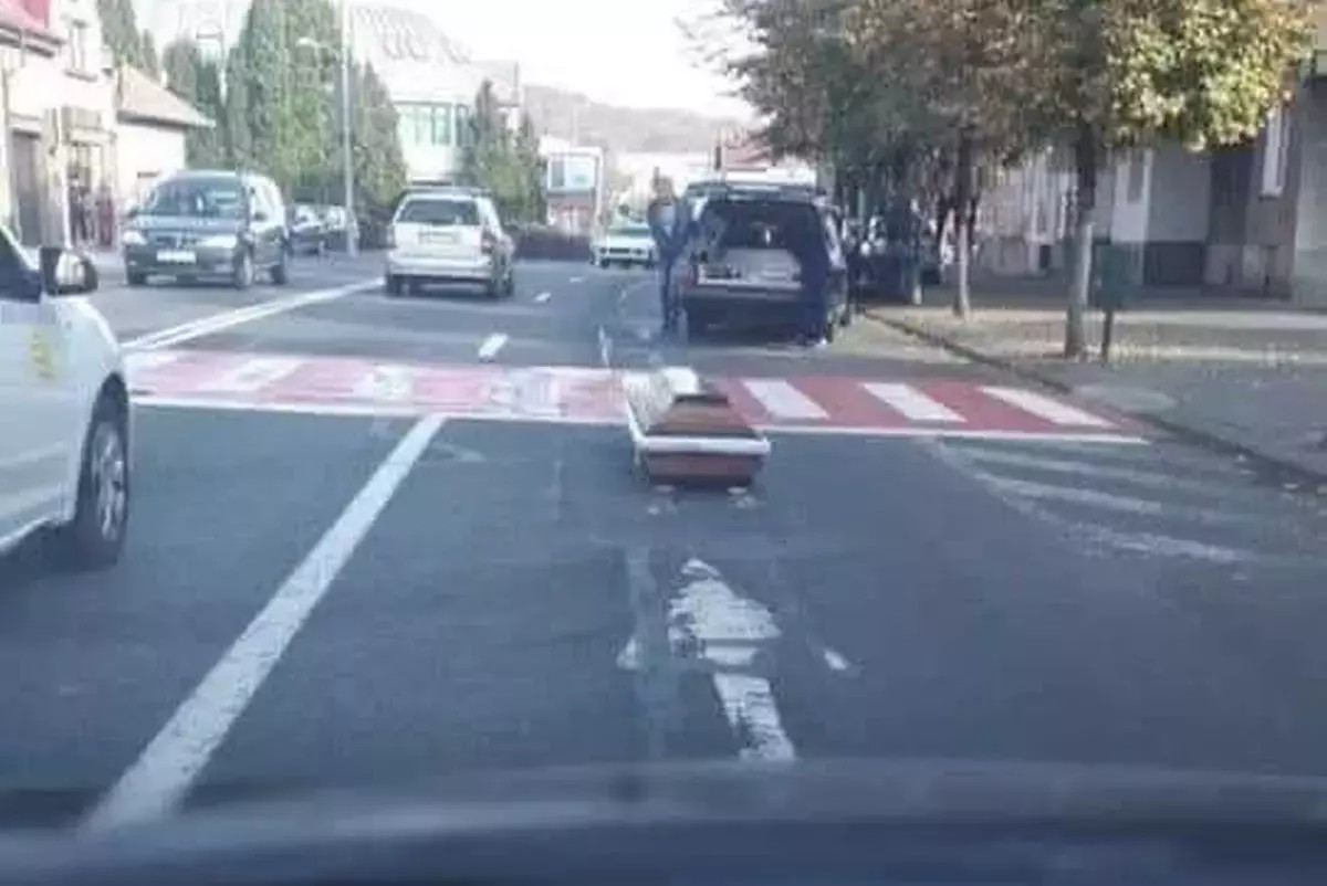 Sicriu „uitat” pe o trecere de pietoni în plină zi 