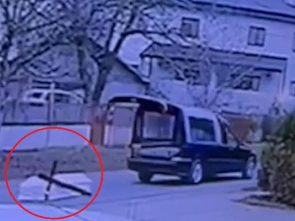 Sicriu „pierdut” pe drum de o mașină de pompe funebre 