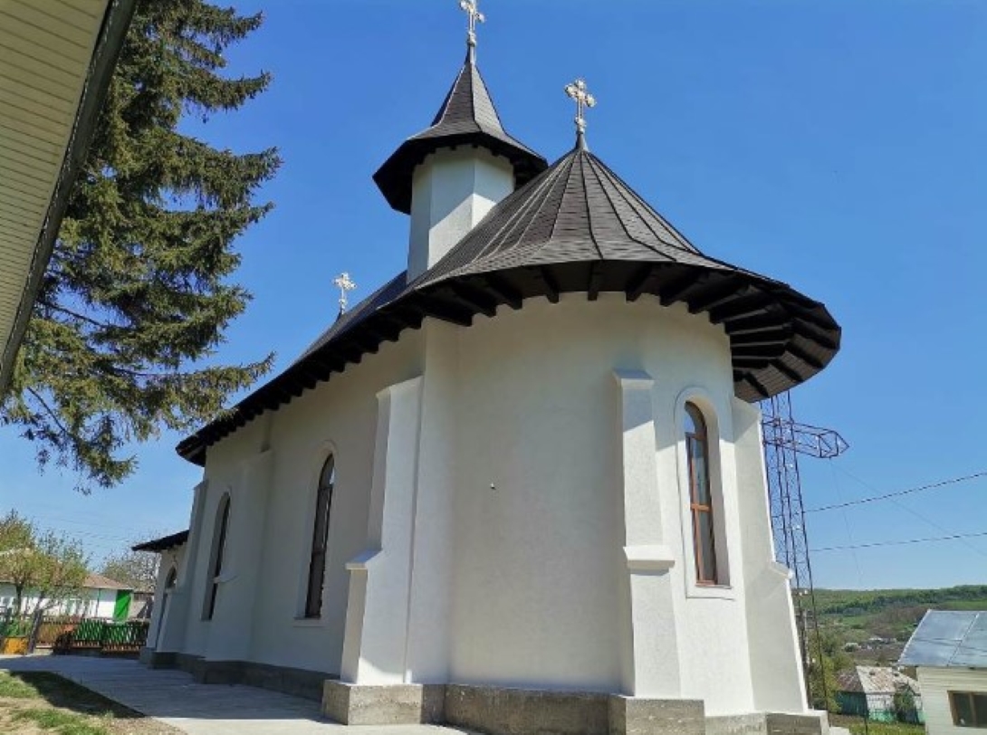 Sfințirea a două troițe la o parohie din Botoșani 