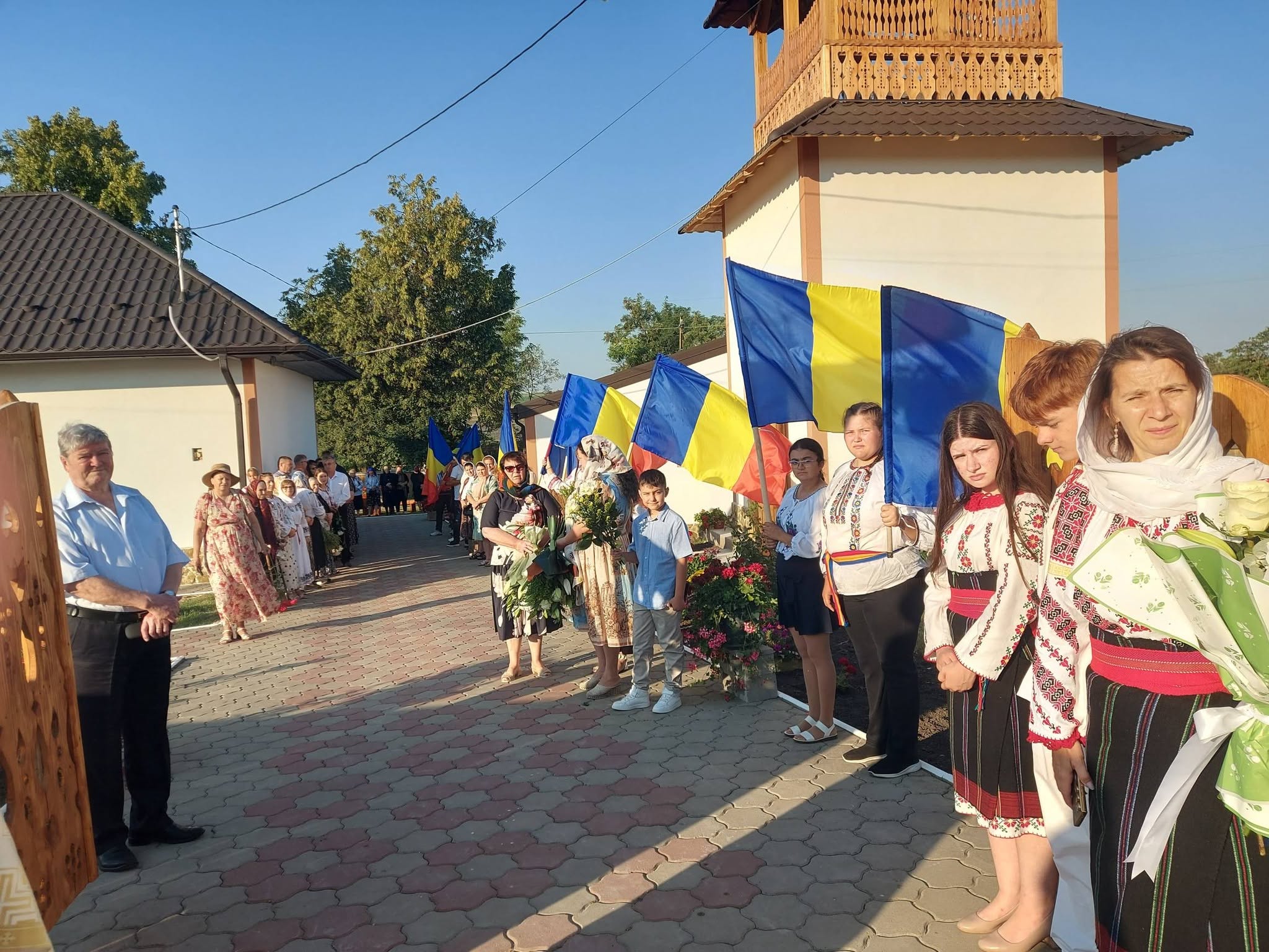 Zi de mare sărbătoare la o biserică din Botoșani: Mitropolitul Teofan a sfințit noile așezăminte ale parohiei
