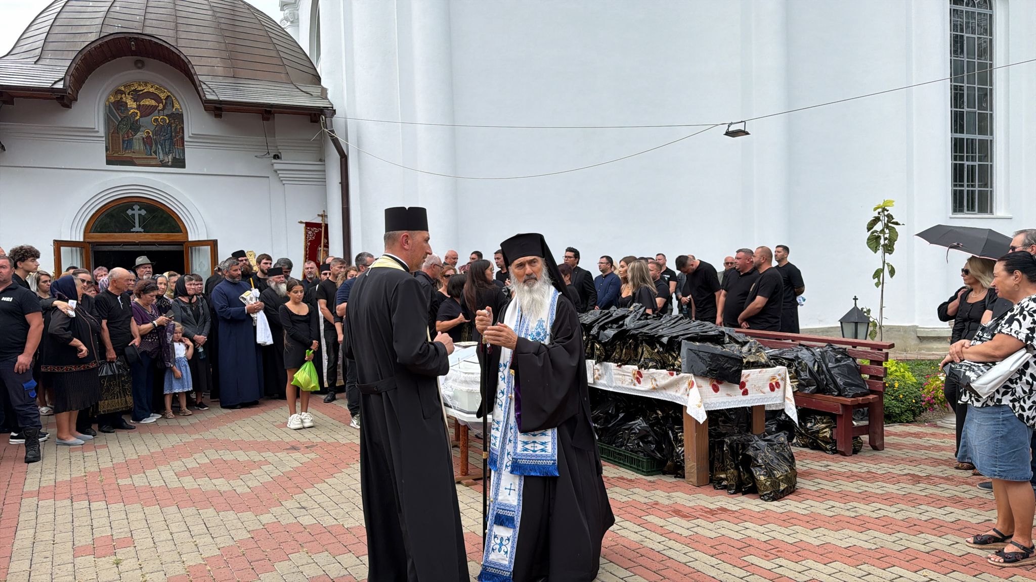 Lacrimi și sute de oameni la Biserica Vovidenia: Mihai Alexandru Mitoșeriu condus pe ultimul drum, slujbă oficiată de ÎPS Teodosie 