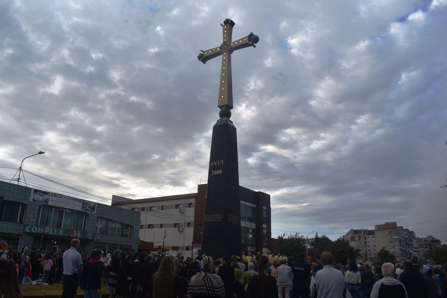 Credincioșii așteptați la slujba de la Monumentul Crucii de la bazar