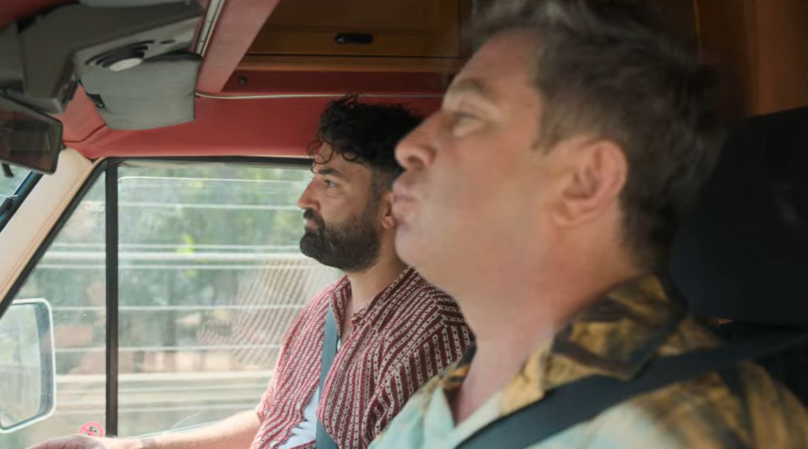 Primele imagini din filmul „Vacanţă All Inclusive” în care joacă Smiley, Pavel Bartoș și un actor din „La Casa de Papel”