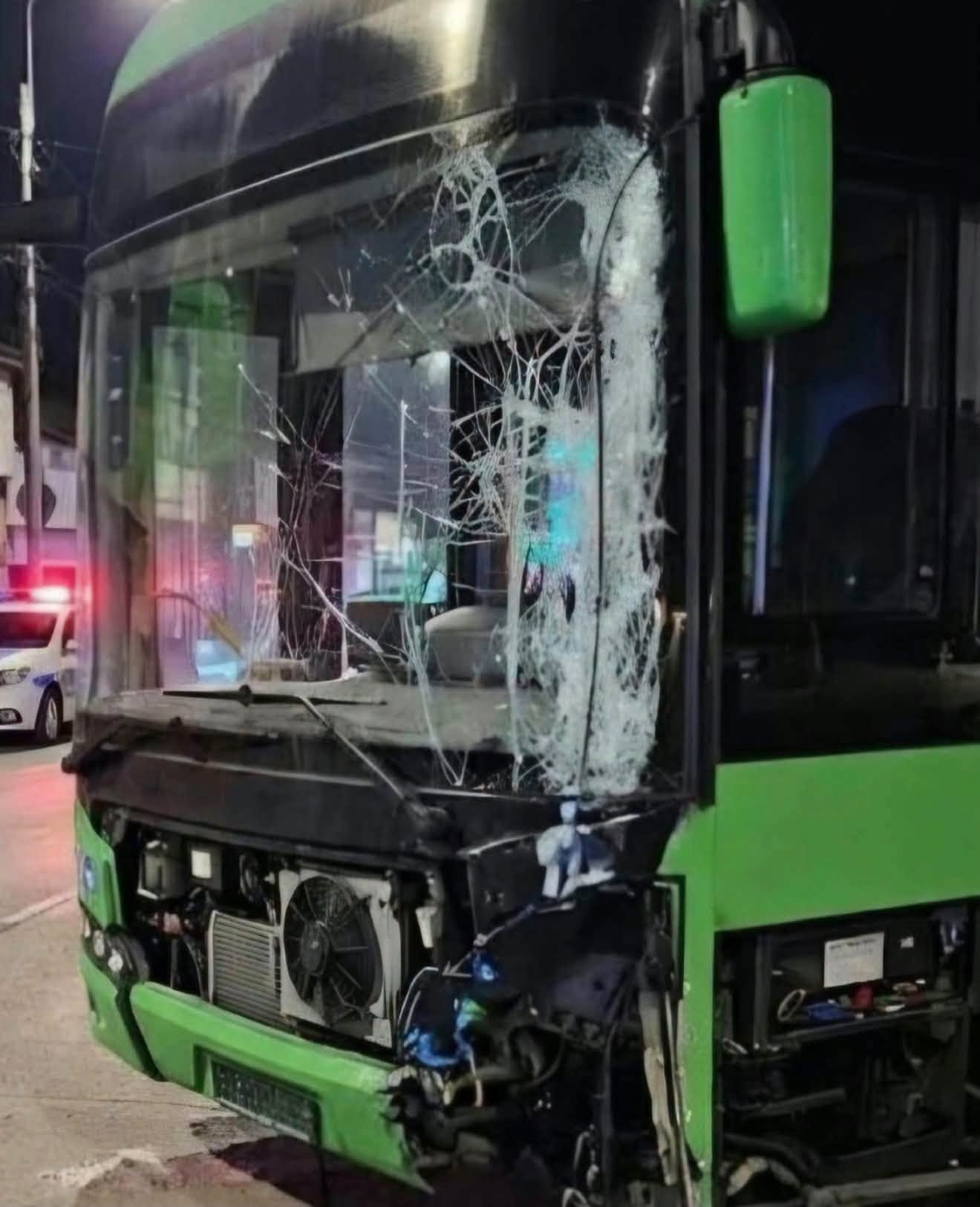 Un șofer de autobuz a lovit mai multe mașini și un stâlp