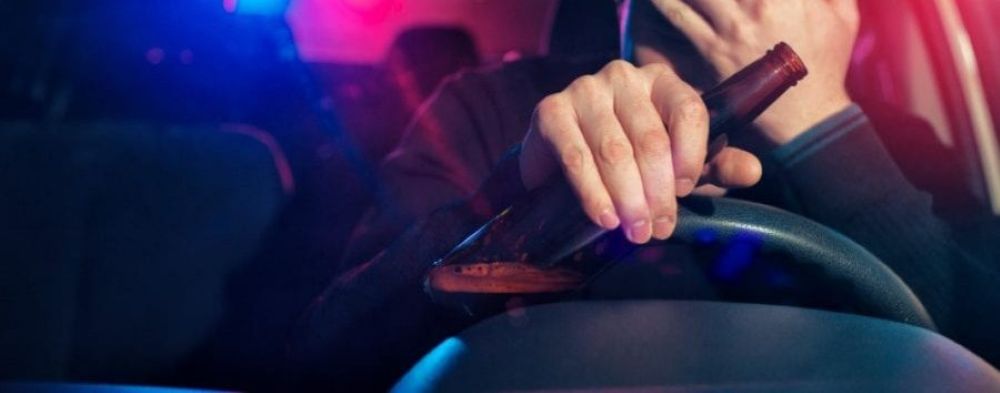 Șofer băgat în penitenciar după ce a fost prins la volan cu sticla în mână