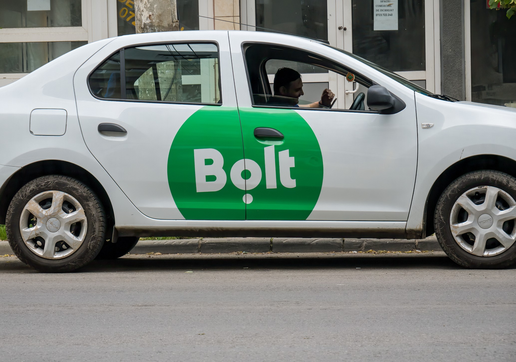 cat castiga un sofer bolt