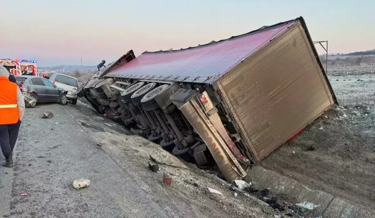 Șoferul unui TIR a murit după ce a lovit două mașini parcate și a fost proiectat prin parbriz