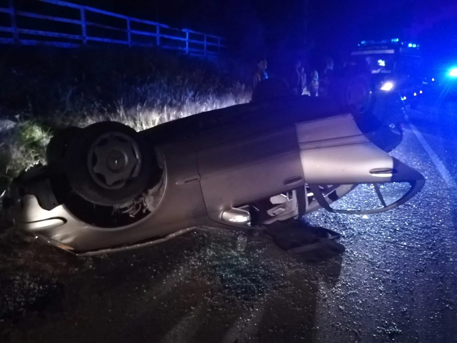 Șofer din Botoșani răsturnat cu BMW-ul pe DN18, după ce a adormit la volan