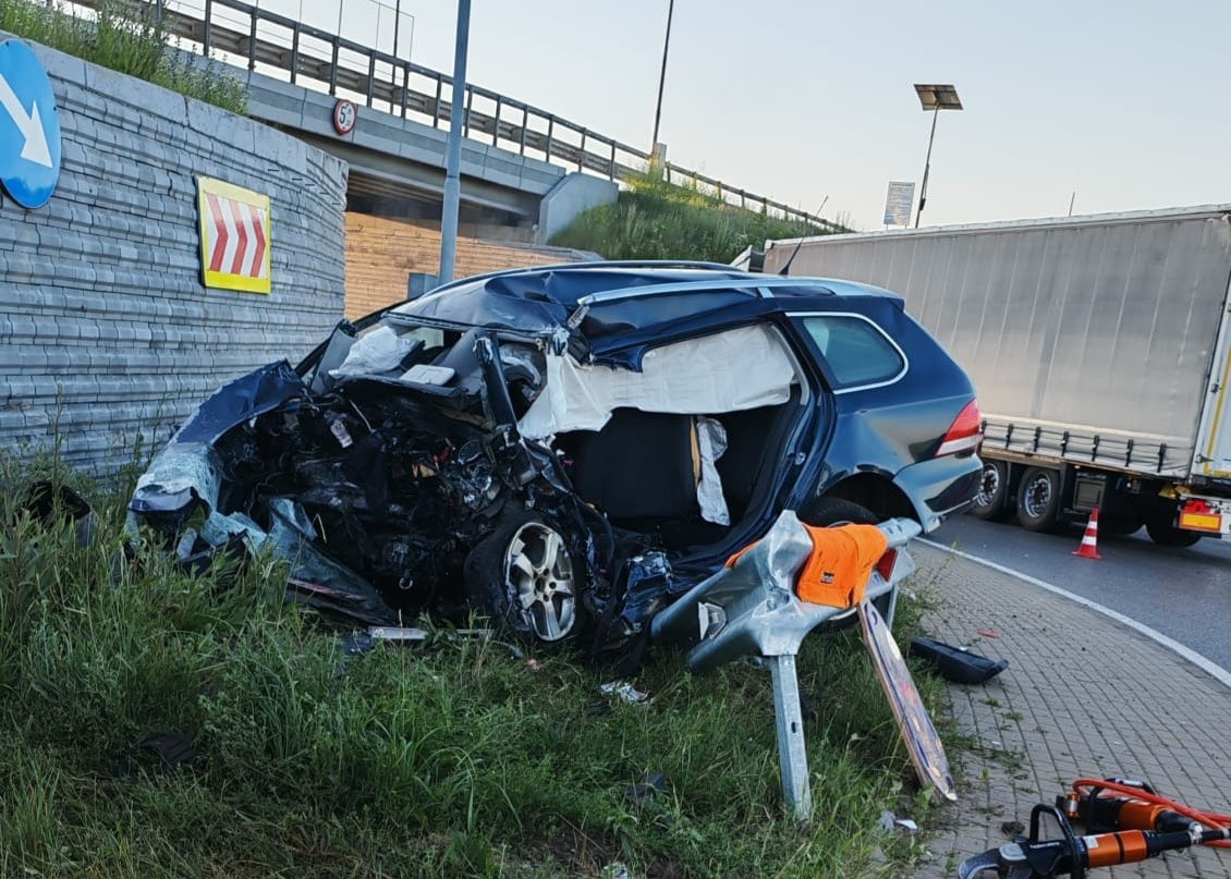 Mașină cu numere de Botoșani izbită în zid, șoferul a murit pe loc