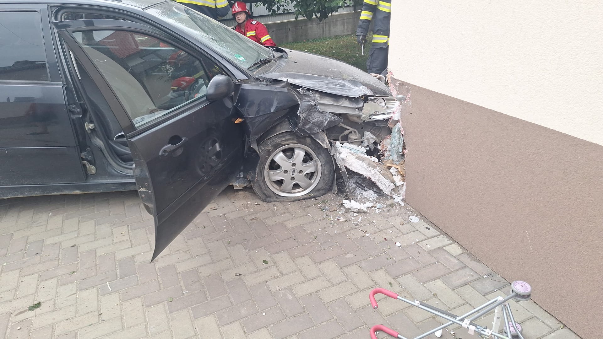 Șofer mort pe loc după ce s-a izbit cu mașina într-o clădire
