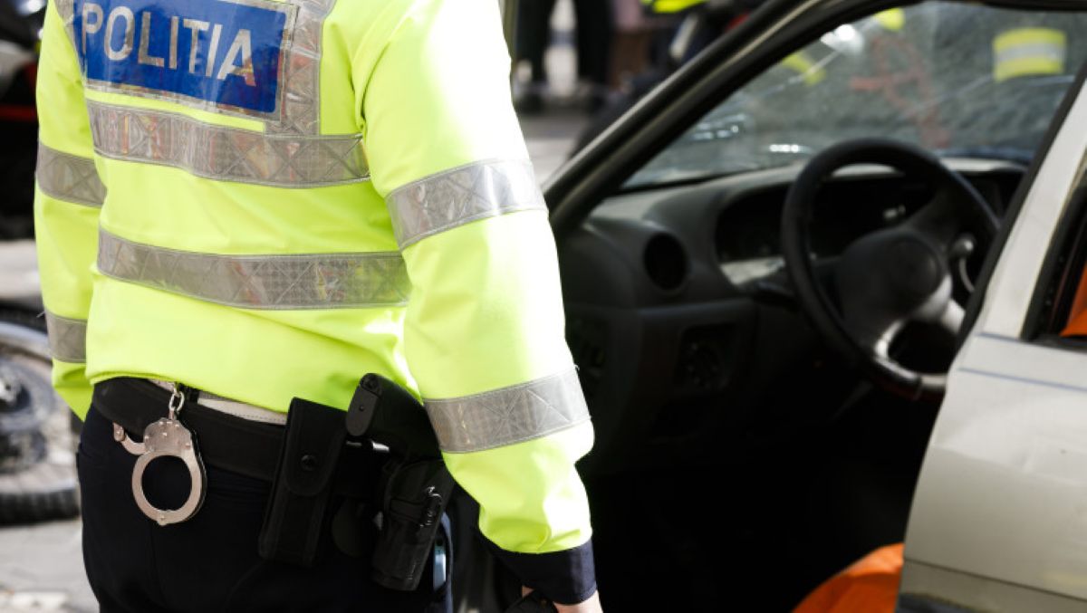 Botoșănean dat jos din mașină și încătușat de polițiști