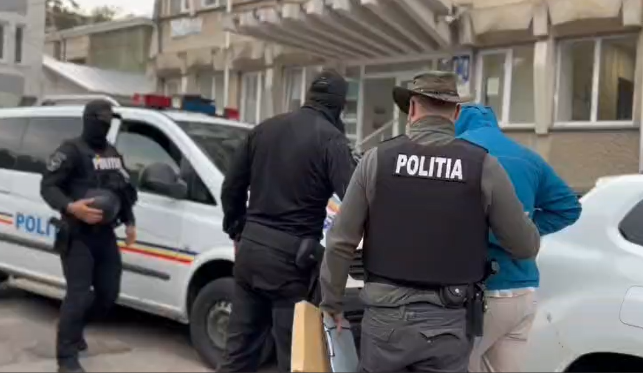 Un botoșănean de 20 de ani cu cătușe la mâini după ce a condus beat și fără permis