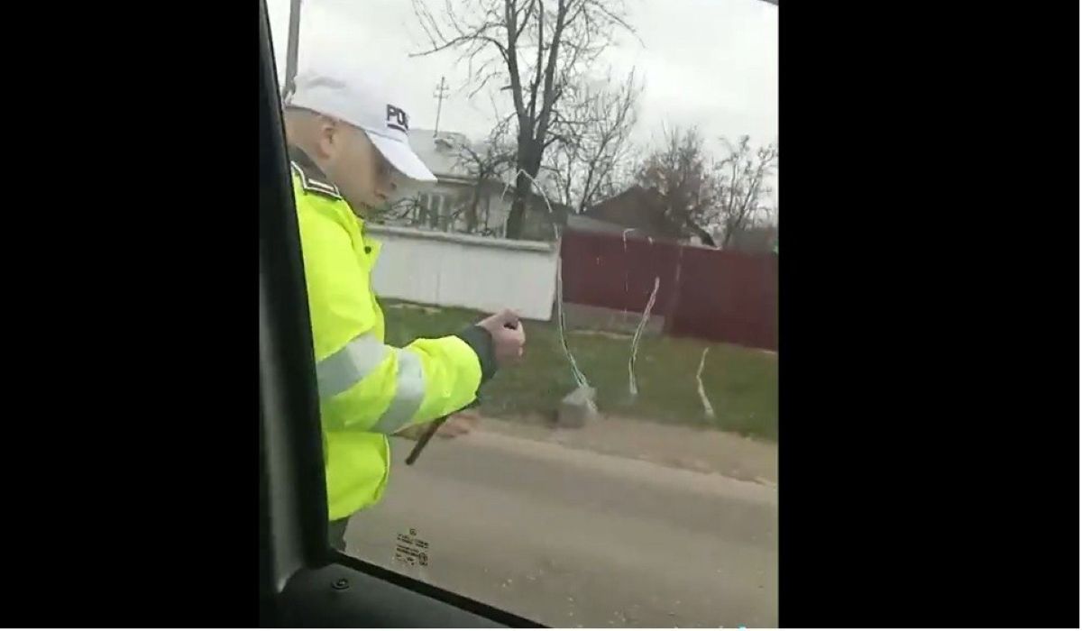 sofer cu masina de politie