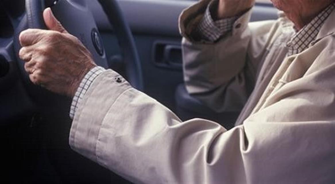Control de poveste cu un bunic de 85 de ani prins la volanul unei mașini suspecte