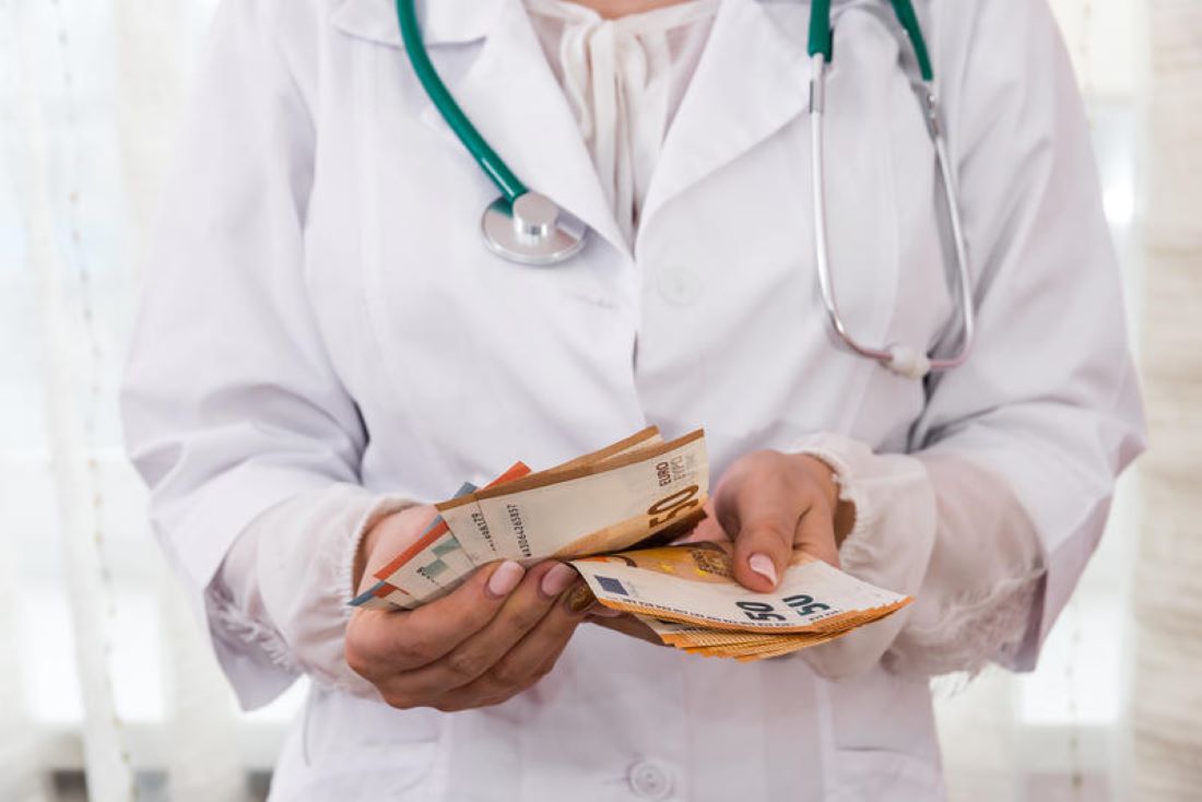 Medic oncolog scăpat de închisoare după ce a luat șpagă de la 280 de pacienți