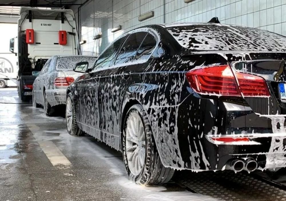 Distracție demnă de TikTok: Un tânăr din Botoșani a furat două mașini din spălătorie, s-a plimbat și le-a dus înapoi