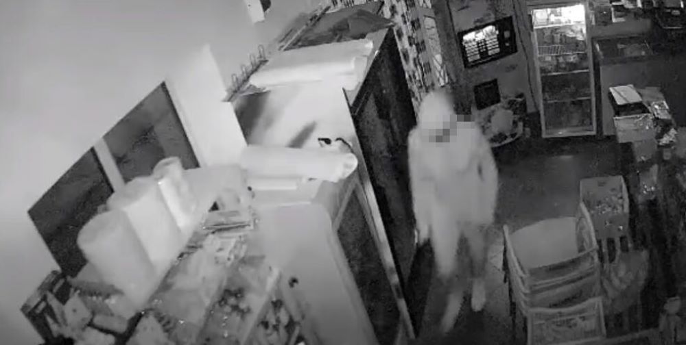 Spargeri în magazine date de doi tineri, au furat de la bani până la țigări și ceva mâncare 