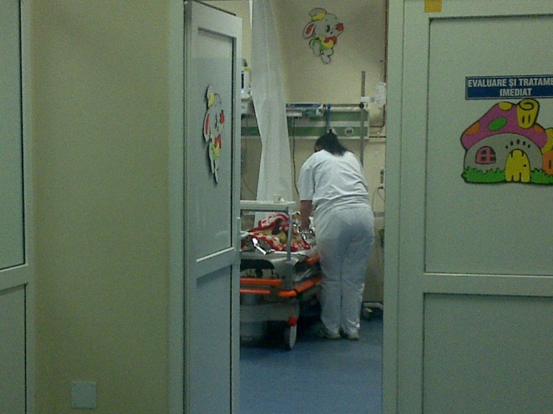 O copilă de patru ani dusă de urgență la spital după ce a înghițit o monedă